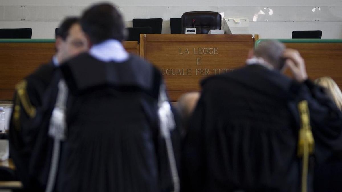 Magistrati in toga in un'aula di tribunale italiano, simbolo del dibattito su arretrati e aumenti di stipendio previsti nella manovra 2027