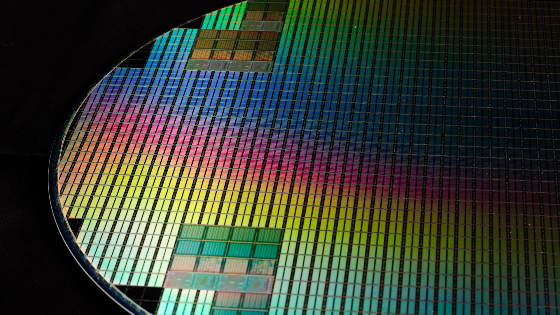 Un wafer di silicio con i chip ancora da separare, tecnologia al centro dei controlli sull'export tra Cina e Usa
